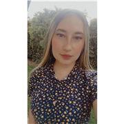 Profesora que asesora a niños con cualquier tipo de tarea